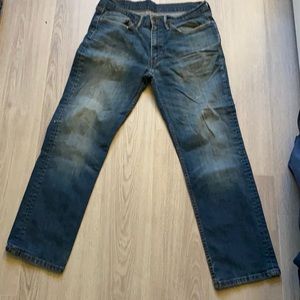 514 Men’s Levi straight leg distressed jeans